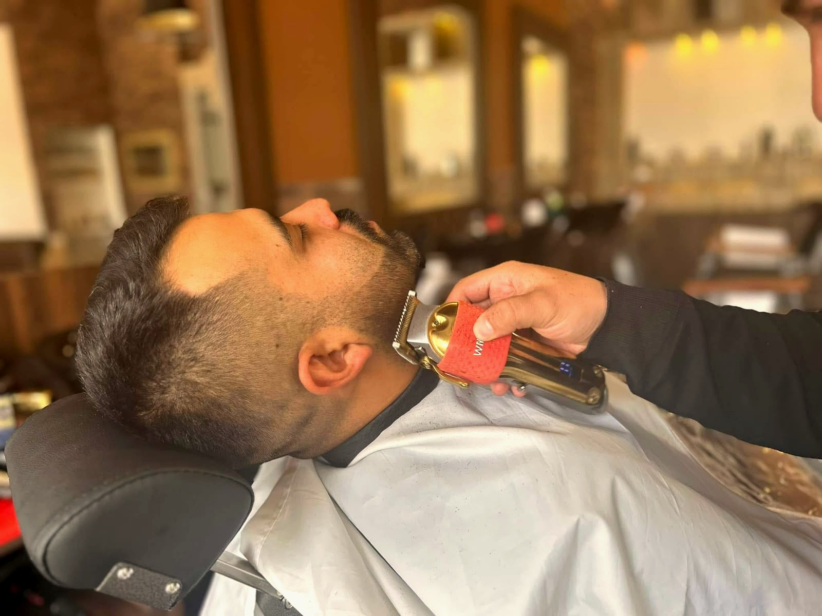 Acto I · Barbería: arreglo de barba con protocolo italiano