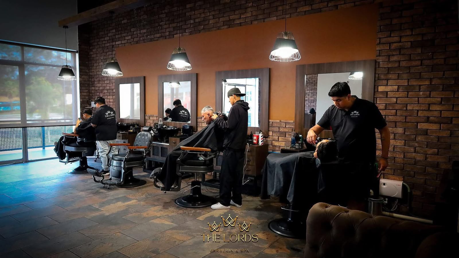 El salón de The Lords: muros de ladrillo y estaciones de barbería